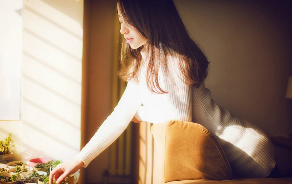 “夫君当以国事为重，妾身怎敢相怪？夫君且先休息，妾身先告退了。”美妇微笑着摇头道。